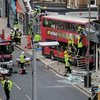 В Лондоне двухэтажный автобус врезался в магазин (фото, видео)