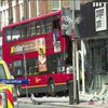 У Лондоні двоповерховий автобус протаранив крамницю