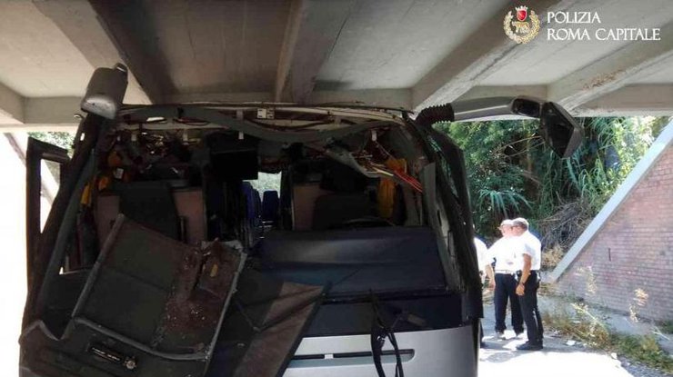 В Италии туристический автобус на скорости врезался в мост, есть пострадавшие 