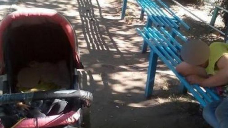В Днепре горе-мать проспала у коляски с ребенком двое суток