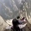 "Тропа смерти": спуск туристов показали на видео 
