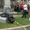 В Северной Каролине митингующие разрушили памятник войскам Конфедерации