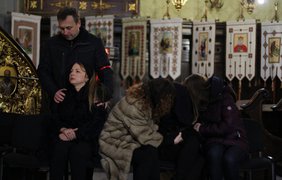 Похороны музыканта во Львове - слева жена Скрябина 