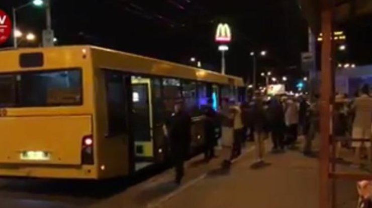 В Киеве мужчина устроил в автобусе драку