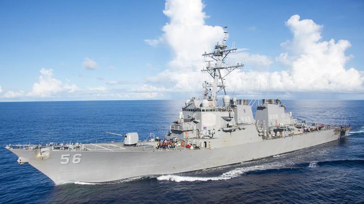 Столкновение эсминца США с торговым судном: 10 моряков пропали без вести