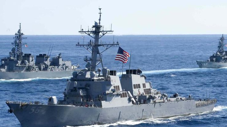 У берегов Малайзии ракетный эсминец США столкнулся с торговым судном