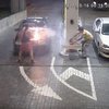 В Киеве работник автозаправки героически спас пылающее авто (видео) 