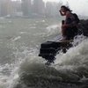 Мощный тайфун в Гонконге: огромная волна сбила журналиста в прямом эфире (видео) 