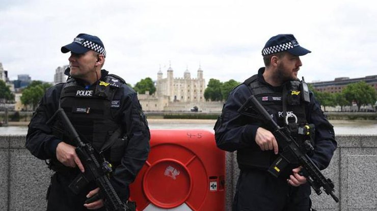 В Лондоне вооруженный мужчина атаковал полицейских 