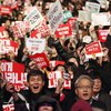 В Сеуле тысячи людей вышли на улицы в поддержку экс-президента