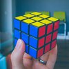 Ребенок собрал три кубика Рубика одновременно (видео)