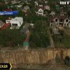 Під Одесою у прірву впала стометрова ділянка асфальтної дороги (відео)