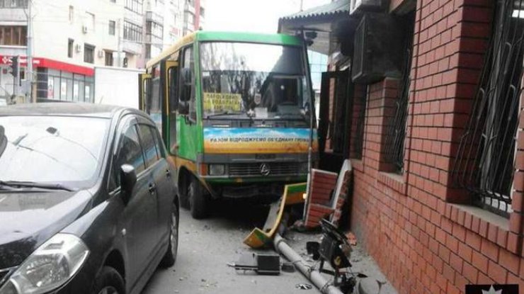 В Харькове автобус протаранил "легковушку" и врезался в здание