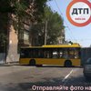 В Киеве троллейбус на полной скорости "влетел" в стену жилого дома