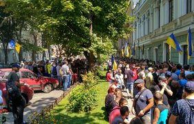 В Одессе под облпрокуратурой митинговали против действий Труханова