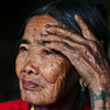 Люди со всего мира едут на Филиппины, чтобы сделать тату у 100-летней женщины