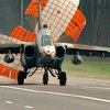 В Чечне самолет врезался в автомобиль на трассе (видео)