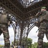 В Париже полиция оцепила Эйфелеву башню и эвакуировала вокзал 