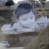Границу между США и Мексикой "украсил" гигантский мальчик