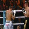 Украинский боксер Александр Усик уверенно победил немца Марка Хуга
