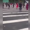 Пассажиры сломавшегося автобуса устроили танцы посреди трассы (видео)