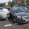 В Киеве автомобиль на еврономерах "протаранил" сразу 3 машины (фото) 