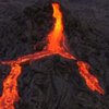На Гавайях прямо в океан извергается вулкан (видео)