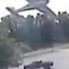 Жуткое видео: в США самолет врезался в дерево