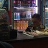 На киевском вокзале работник кафе "травил" еду сигаретным дымом (видео) 