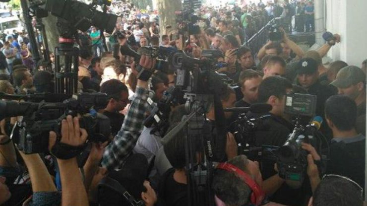 В Одессе у мэрии собрались около тысячи возмущенных горожан