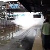 Зрелищное видео: поезд "влетел" на скорости на затопленную платформу 