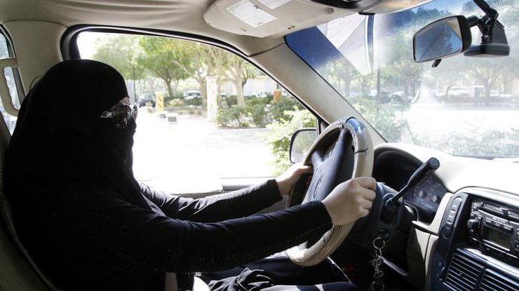 В Саудовской Аравии женщинам разрешили водить автомобиль