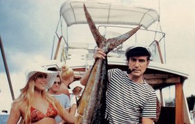 Хью Хефнер рыбачит в Майями 