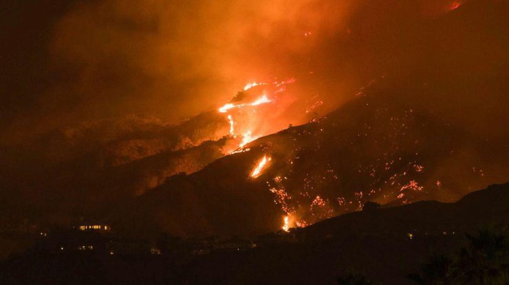 В Лос-Анджелесе тушат пожар 