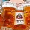 Новый рекорд: в Германии официант пронес за раз 29 кружек пива (видео)