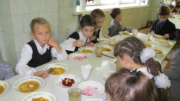 В Ривненской области 14 первоклассников отравились школьной едой (иллюстрация)