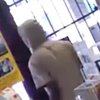 "Я же сяду в тюрьму": грабитель умолял продавщицу выпустить его из магазина (видео)