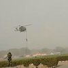 Военные выпали из вертолета во время репетиции парада (видео)