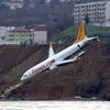 Самолет повис на обрыве в Турции: пассажир заснял панику в салоне 