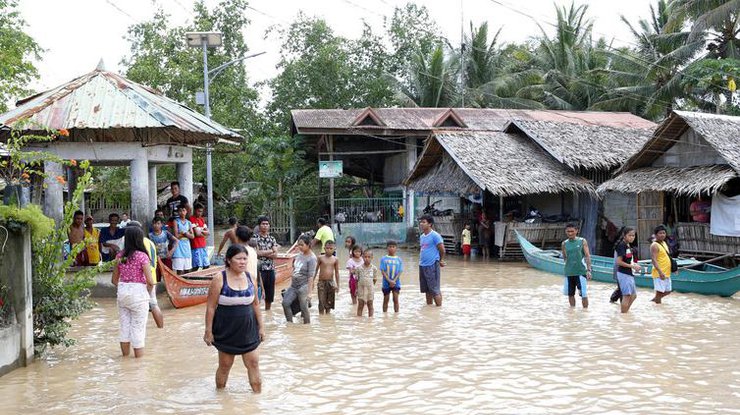 На Филиппинах мощные ливни вызвали наводнения и оползни, есть погибшие 