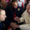 Папа Римский обвенчал пару в самолете 