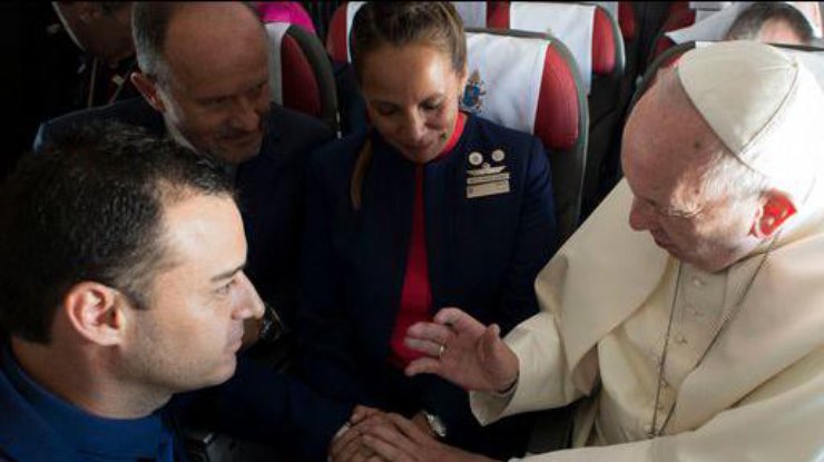 Папа Римский обвенчал пару в самолете 