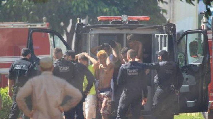 В Бразилии во время тюремного бунта погибли девять человек, 77 сбежали