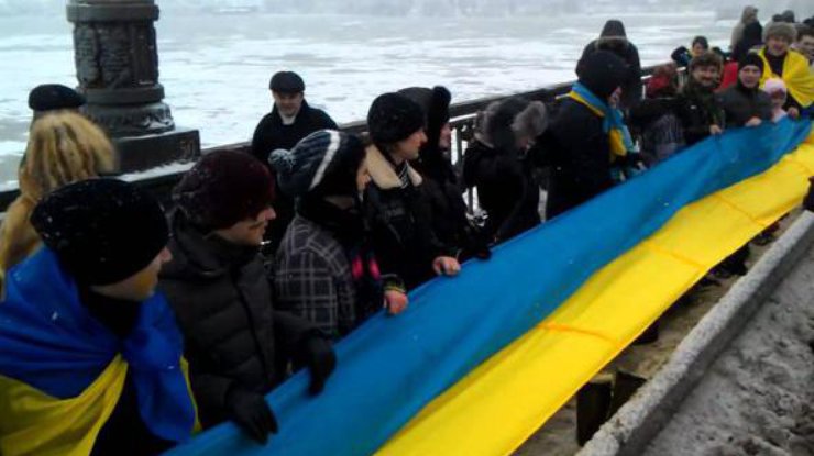 Украинцы развернули флаг на мосту Патона - 2015 год