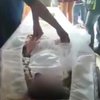 Мертвая девочка "ожила" на похоронах (видео) 