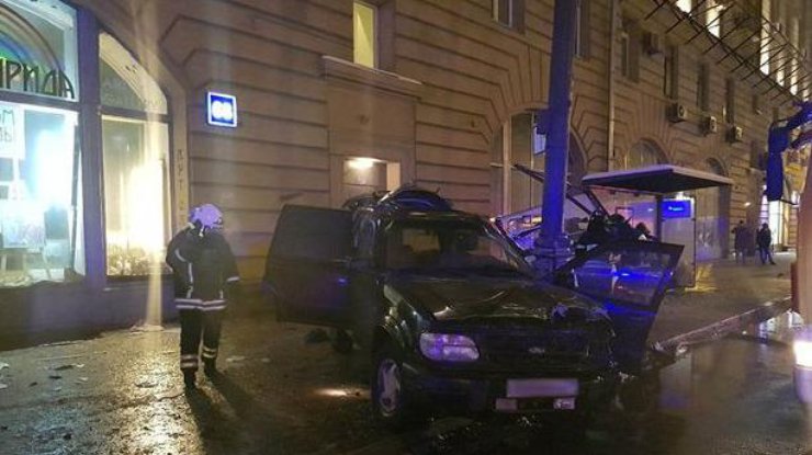 В Москве автомобиль с трупом в багажнике врезался в остановку 