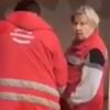 Медсестры выбросили на улицу лежачего пациента (видео)