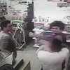 Посетитель магазина избил младенца (видео) 
