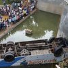 В Индии пассажирский автобус упал в реку, есть погибшие