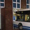 В Германии пассажирский автобус врезался в банк
